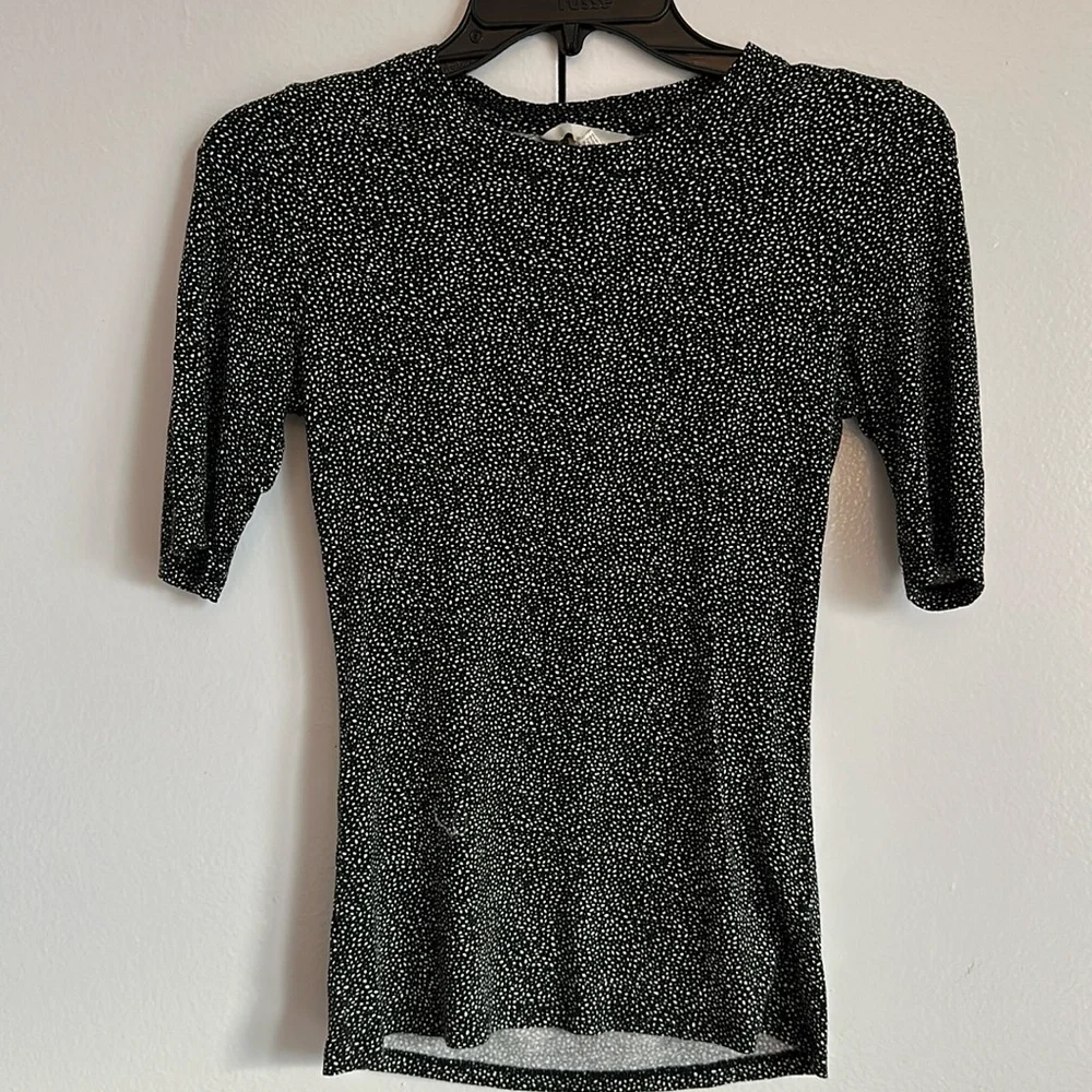 SZ XS, Black & White Fitted 1/2 Sleeve Top - Picture 1 of 3
